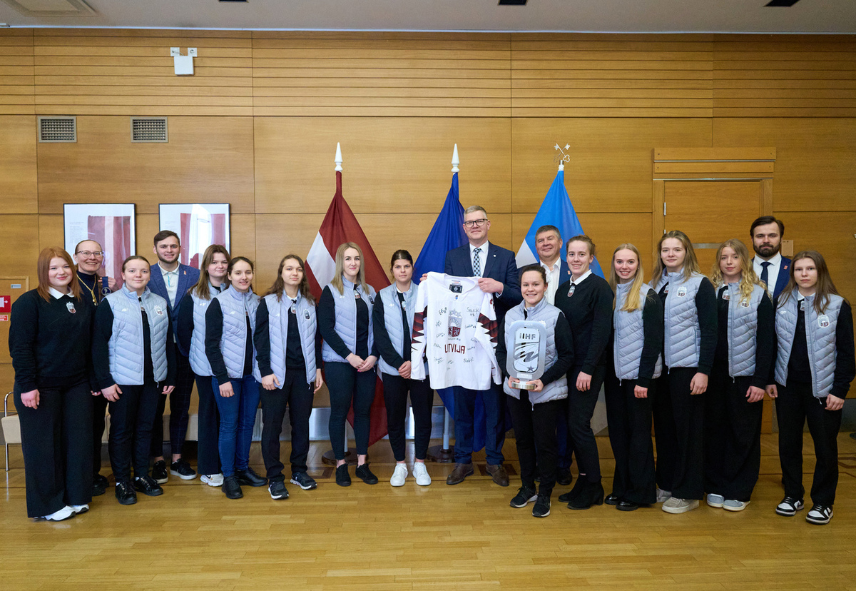 Latvijas sieviešu hokeja izlase viesojas pie Rīgas mēra!