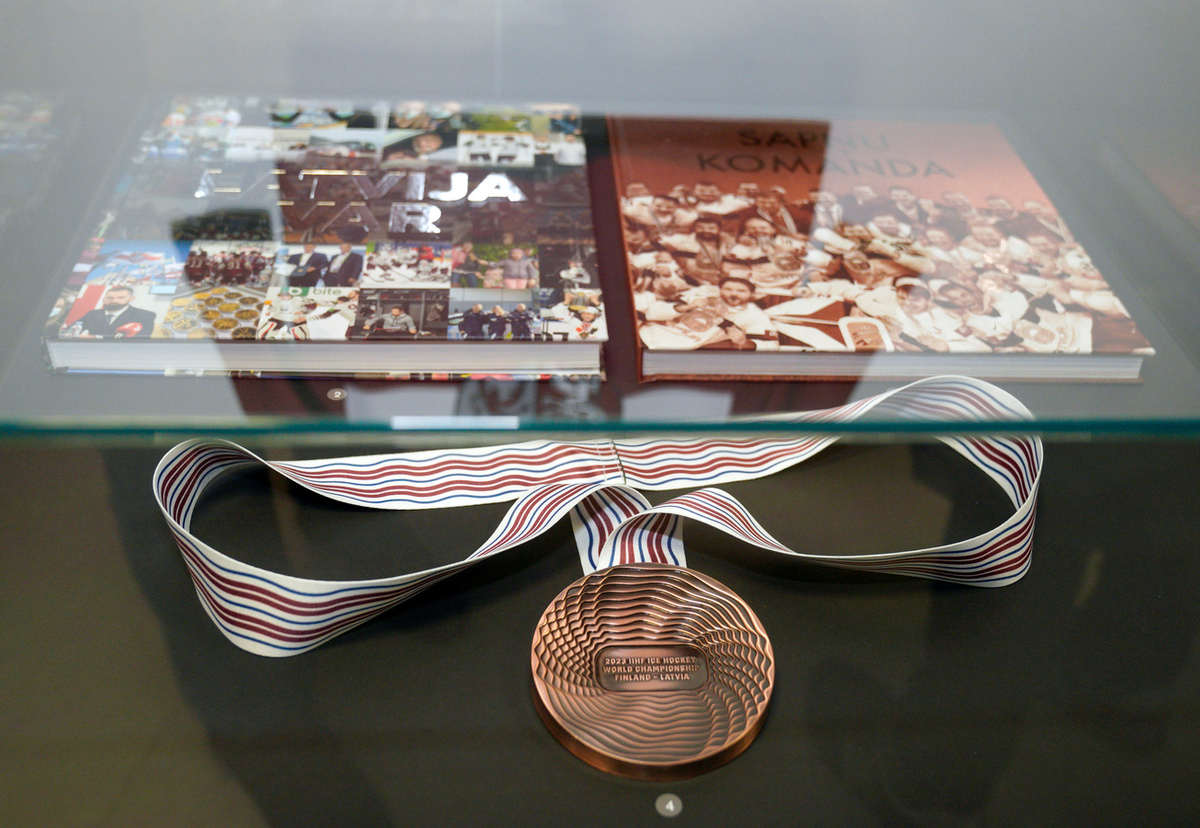 Bronzas medaļu dāvina Latvijas Nacionālajam vēstures muzejam