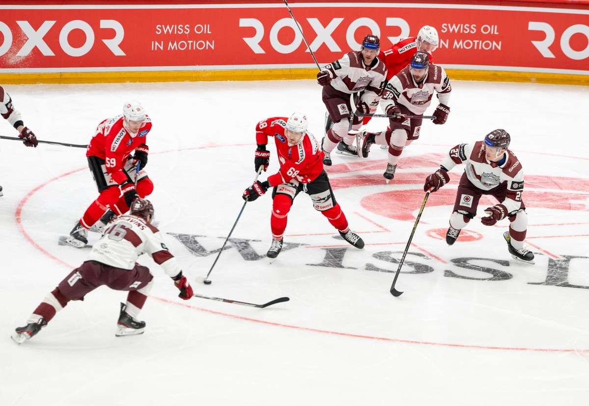 Latvijas hokeja izlase pirmajā savstarpējā spēlē piekāpjas Šveicei