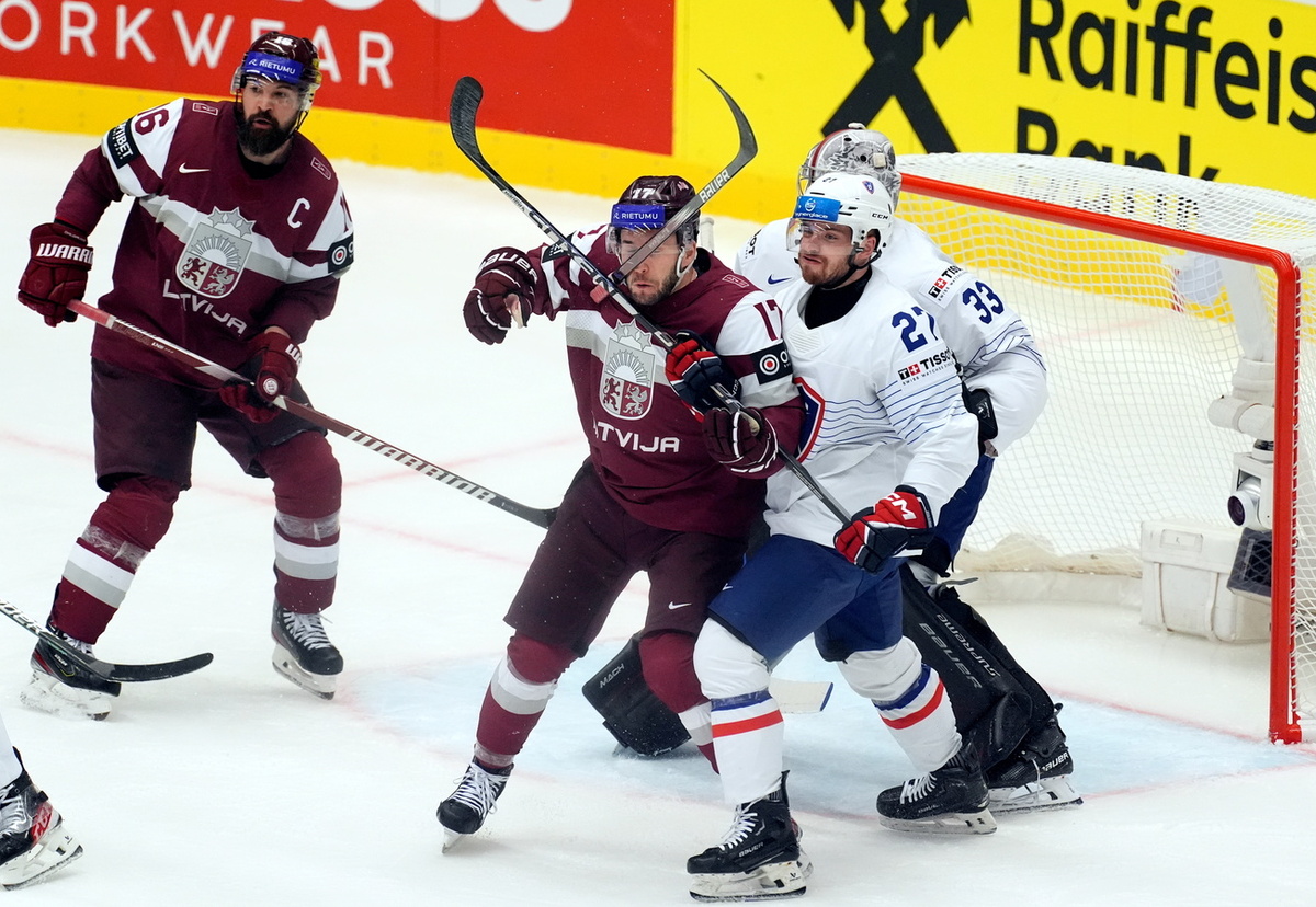 Latvija izcīna vēl vienu smagu uzvaru, pagarinājumā pārspējot Franciju