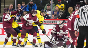 Aizraujošā cīņā Latvijas juniori piekāpjas Zviedrijai