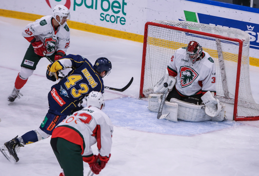 HS "Rīga" spēlē izcili un sarūgtina čempionus, "Kurbads" turpina savu uzvaras gājienu