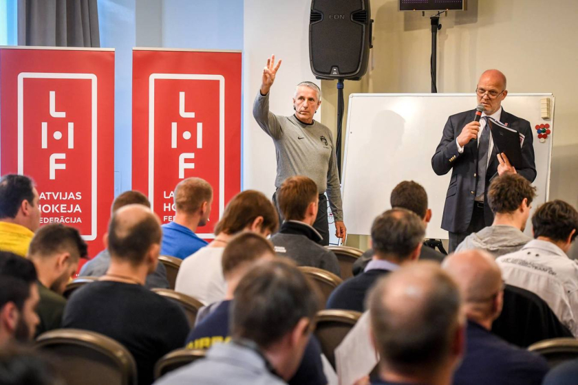 Ielūkojies Boba Hārtlija treneru semināra aizkulisēs