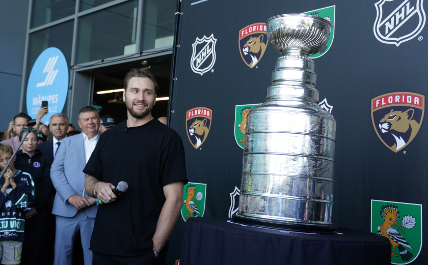 Latvian hockey player Uvis Balinskis brings back the Stanley Cup!