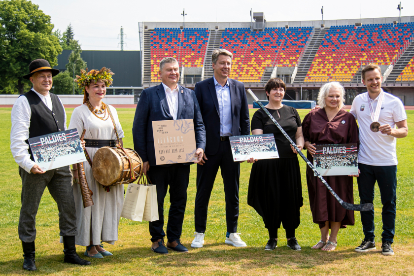 Latvijas hokeja izlase saņem solītās biļetes uz Dziesmu un Deju svētkiem