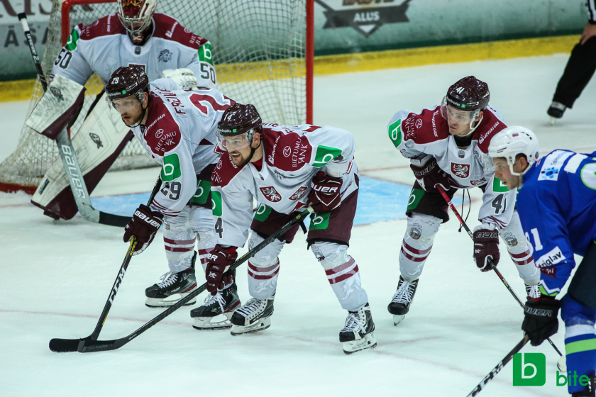 Latvijas izlase emocionālā spēlē izcīna uzvaru pret Slovēniju