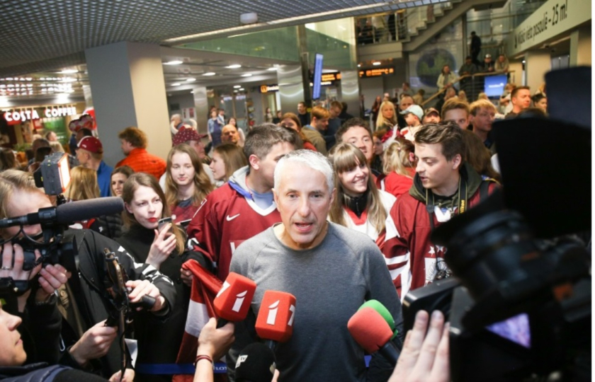 Latvijas izlasi lidostā sagaida vairāki simti līdzjutēju