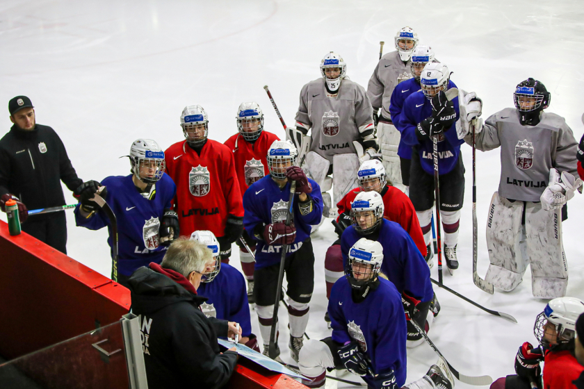 Latvijas sieviešu hokeja izlase gatavojas pārbaudes spēlēm