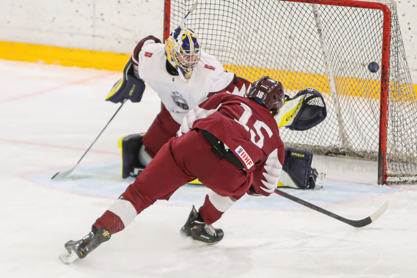 Latvijas U-20 hokeja izlases kandidātu savstarpējā mačā “sarkanie” uzvar “baltos”