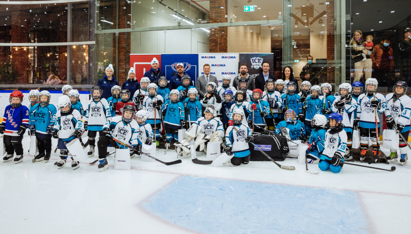 “Maxima” dāvina vārtsarga ekipējumu jaunajiem Rīgas hokejistiem