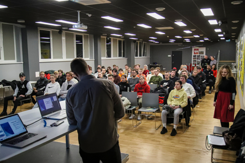 Strauji pieaugusi interese par hokeja spēles tiesneša profesiju